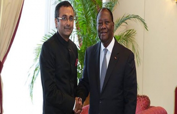 Ambassador R. Ravindra presenting credentials to H. E. President of Cote d'Ivoire